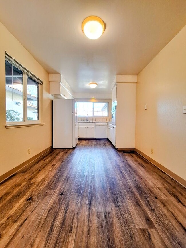 Building Photo - Charming 2bd Duplex With Private Yard & Garage