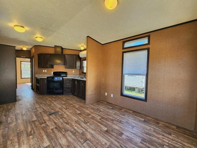 Building Photo - 140 Holy Temple St