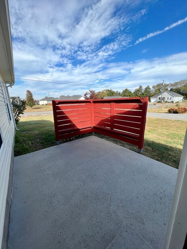 Building Photo - 3 Bed 2 Bath with Bonus in North Blackman Area