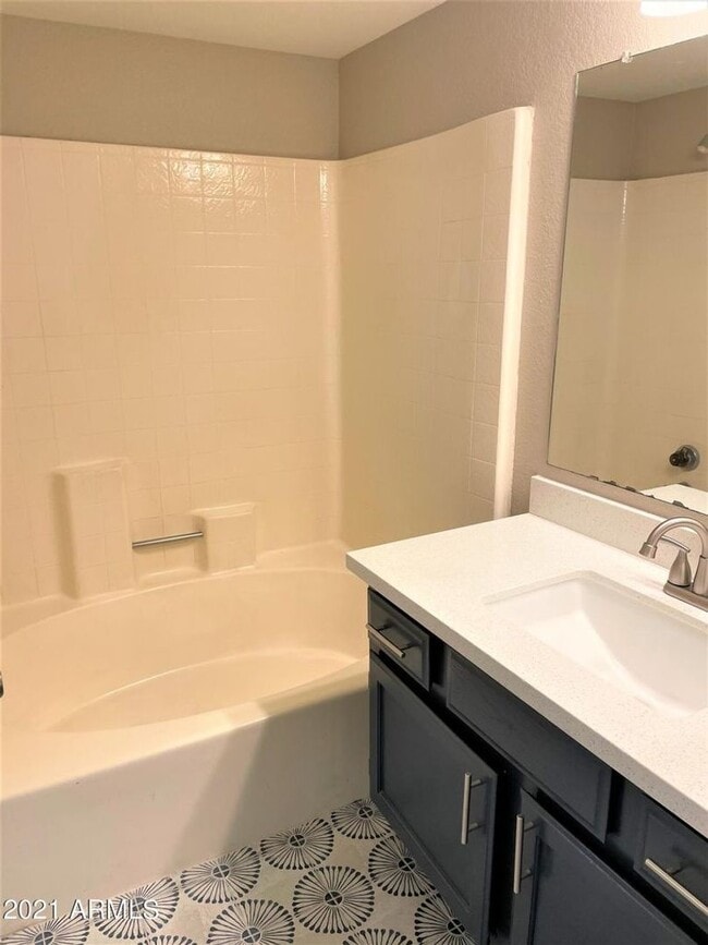 Building Photo - Remodeled 2 bed/1.5 bath townhome in the s...