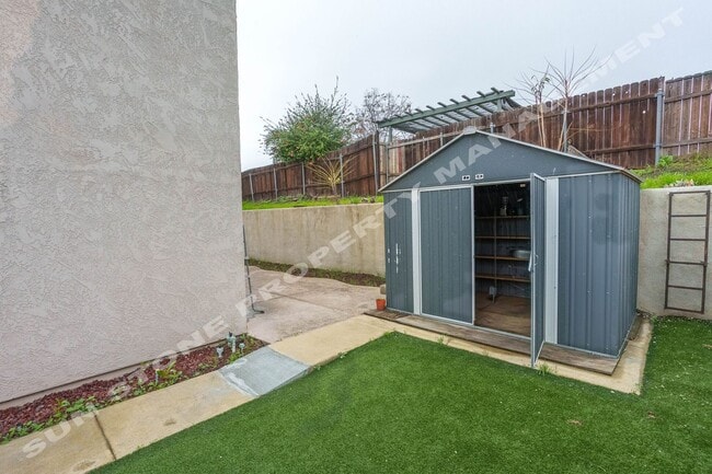 Building Photo - Luxury 4 Bed 3 bath