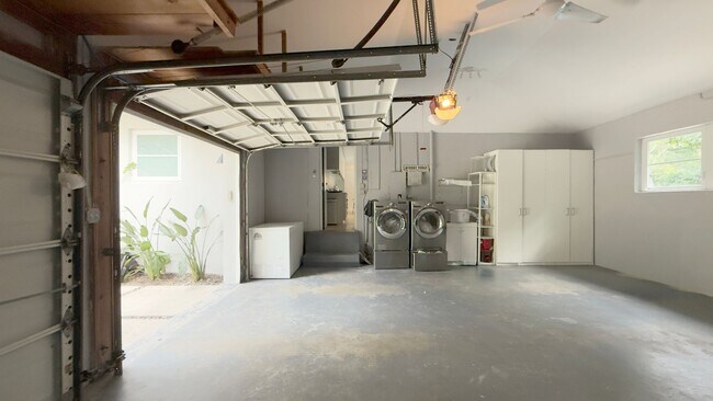 Building Photo - 1010 Placetas Ave