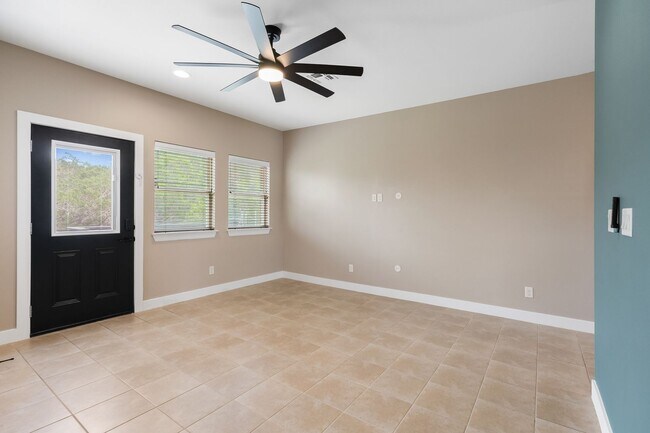 Building Photo - 924 Scenic Hills Dr