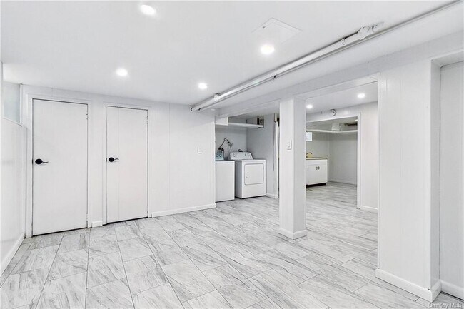 Building Photo - 25 Armourvilla