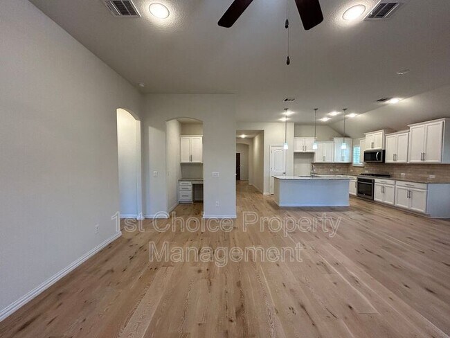 Building Photo - 952 Pinnacle Ridge Rd