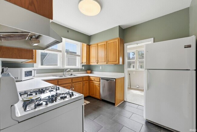 Building Photo - 527 W Oakdale Dr