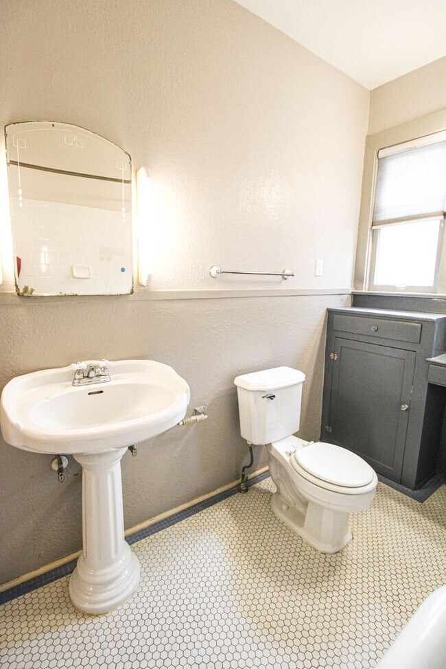 Building Photo - 438 W Rosewood Ave