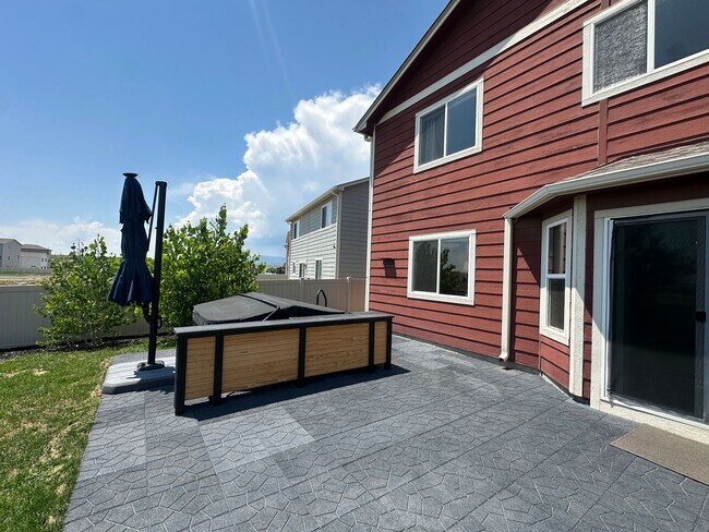 Building Photo - Stunning 4 Bed Home with Hot Tub in Founta...
