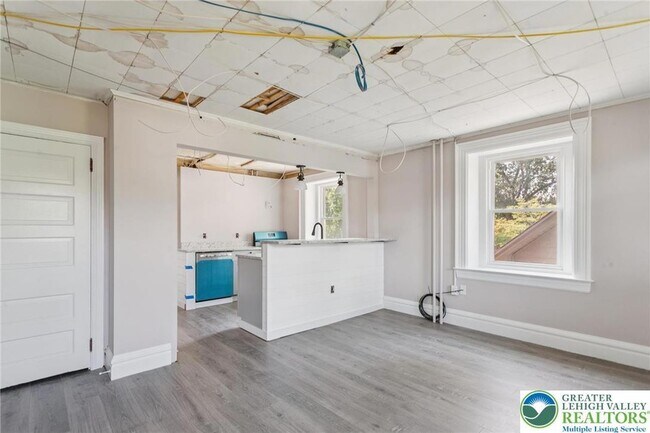 Building Photo - 313 Edgewood Dr
