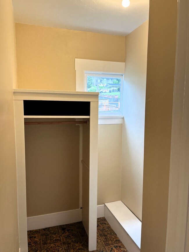 Building Photo - Pet-Friendly Centrally Located Fortuna Home Just Off Main Street!