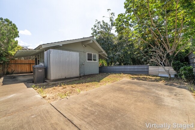 Building Photo - $2,200 /  Single Family Studio Home with 1...