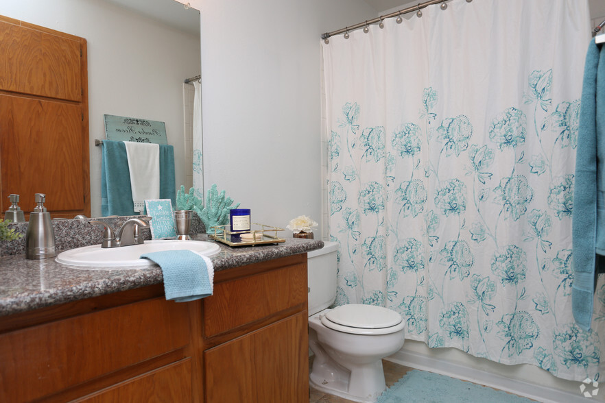 1 Br, Bathroom - Huntington Apartments