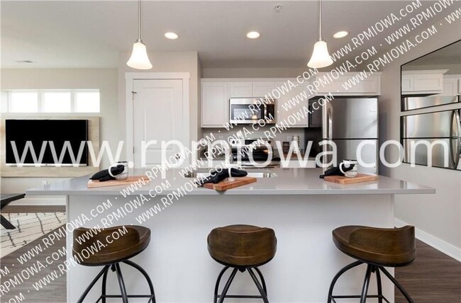 Building Photo - UPDATED!! 2 Bedroom, 2.5 Bath Townhome in ...