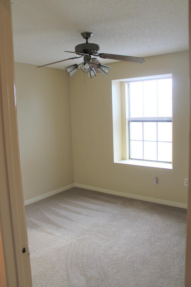 Building Photo - 2138 Edgewood Dr