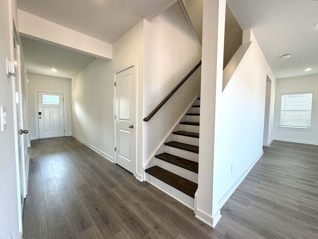 Building Photo - 2372 Meadowwood Dr
