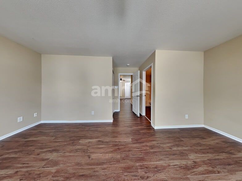 Building Photo - 4112 Lakewood Glen Dr