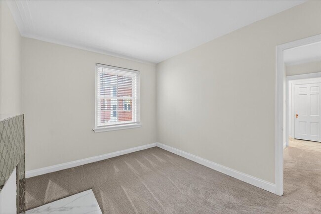 Building Photo - 923 S Hanley Rd