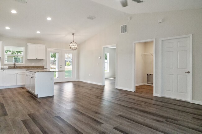 Building Photo - 13422 SW 48th Ave