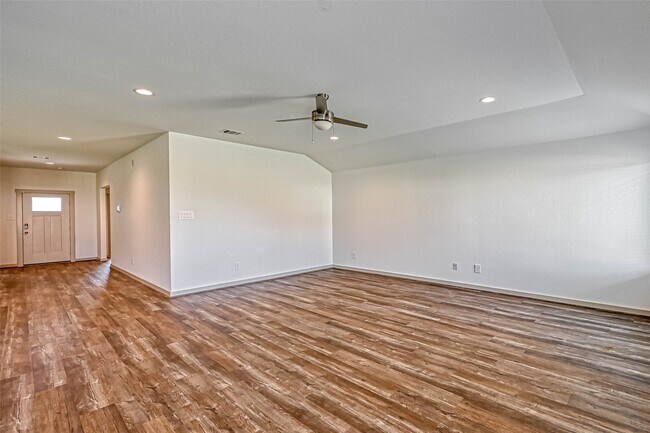 Building Photo - 815 Dahlia Petal Dr