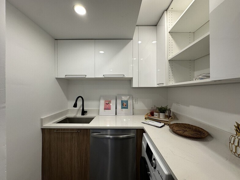 Building Photo - 941 W Carmen Ave