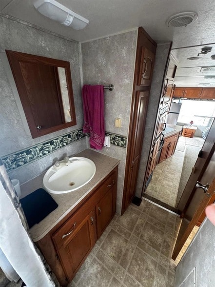 Building Photo - 15482 Mapletree Dr