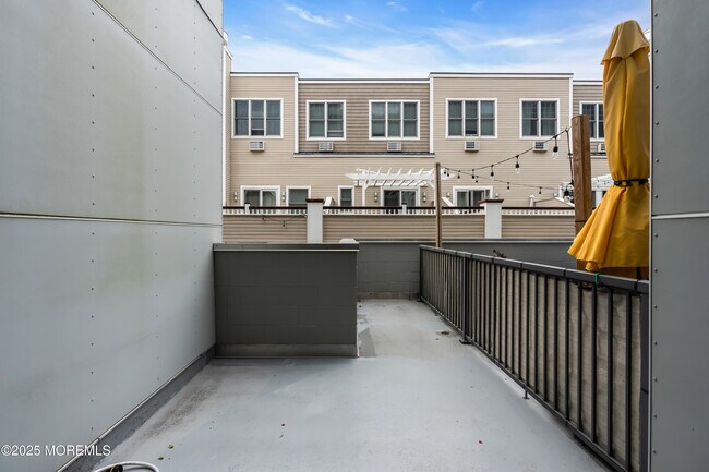 Building Photo - 521 Lake Ave