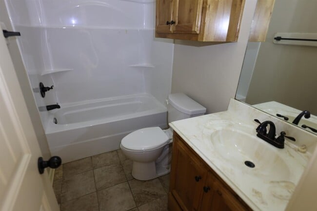 Building Photo - 113 Summer Creek Dr