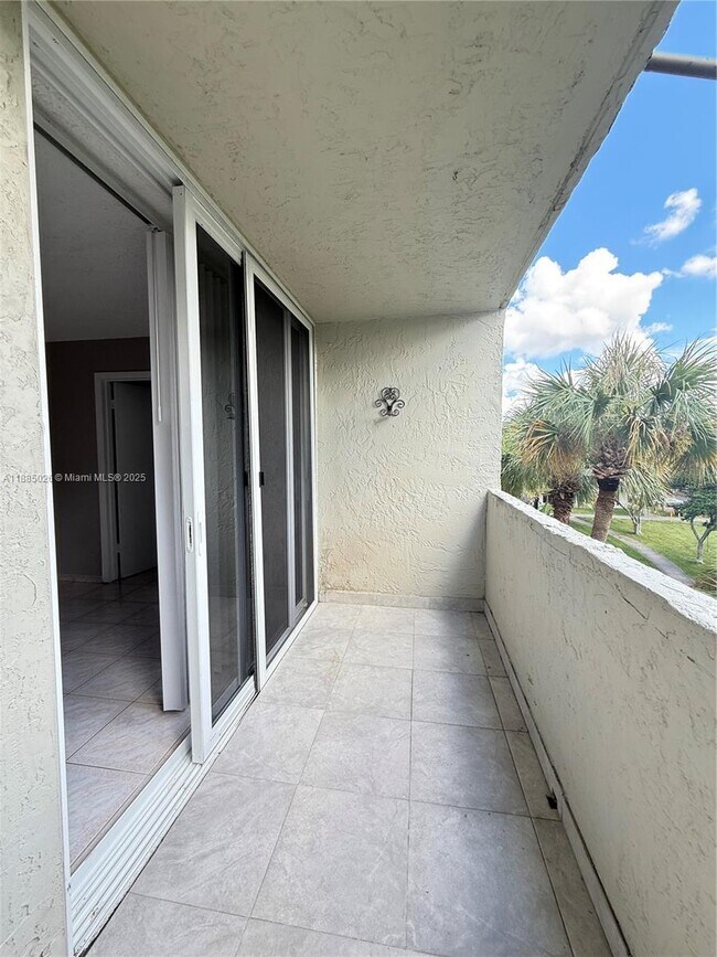 Building Photo - 10000 NW 80th Ct