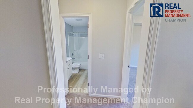 Building Photo - Ground Level Condo with Community Pool