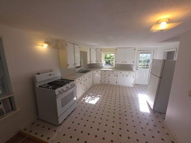 Building Photo - 2 bedroom 1 bath close to downtown