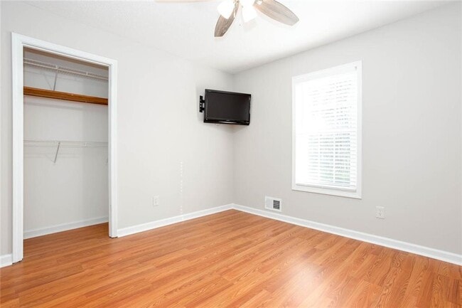 Building Photo - 4049 Leicester Dr NE