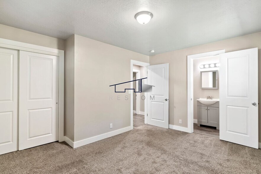 Building Photo - 1334 Henderson Dr