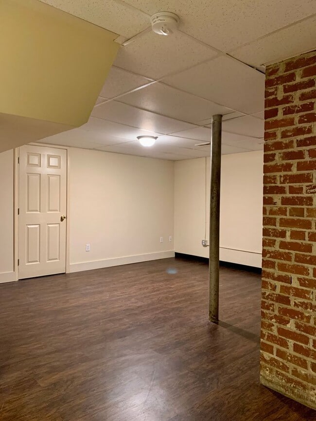 Building Photo - 402 W Tombigbee St