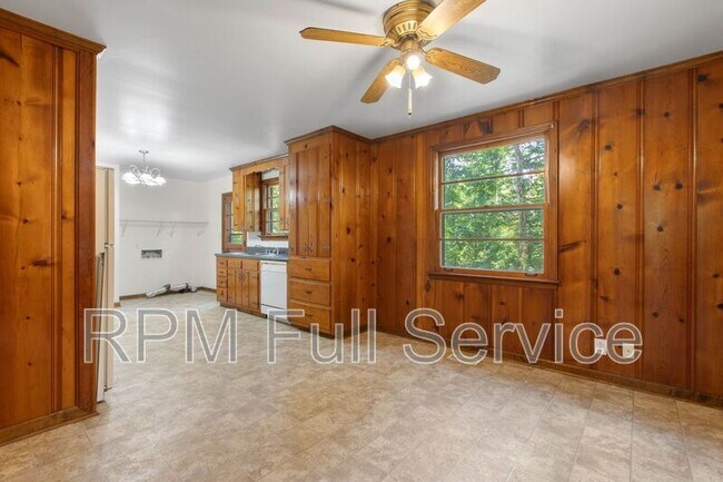 Building Photo - 570 Carol Dr