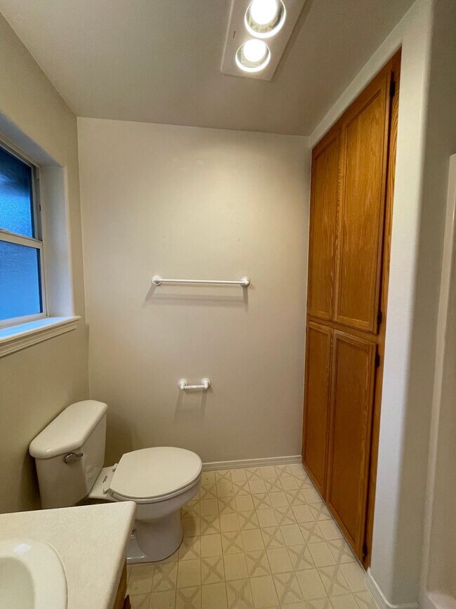 Building Photo - East Medford 3 Bedroom 2 Bathroom w/Large 2 car garage - Single Level