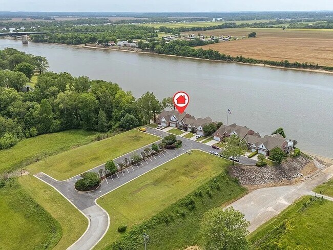 Building Photo - 3BR 2.5 BA, Towhouse with River Veiw