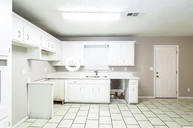Building Photo - 3 Bedroom Pet-Friendly Home in Snellville,...