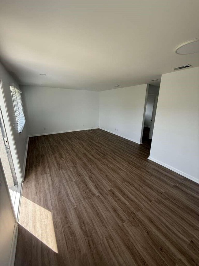 Building Photo - 902 E Tiffany Dr