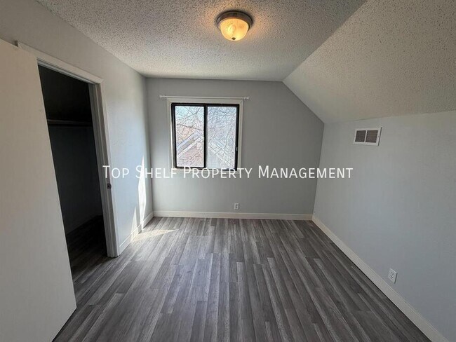 Building Photo - 1627 E Glenwood Dr