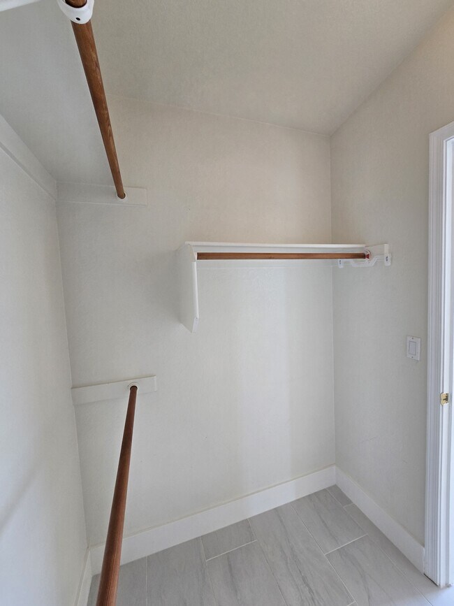 Building Photo - 7980 N Siskiyou Dr