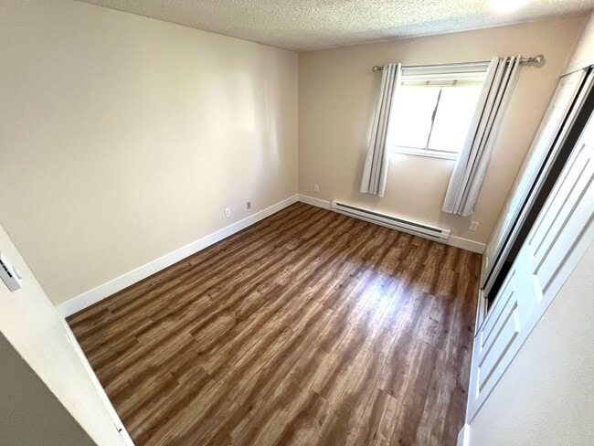 Building Photo - 2 Bed 1 Bath Apartment Located in South He...