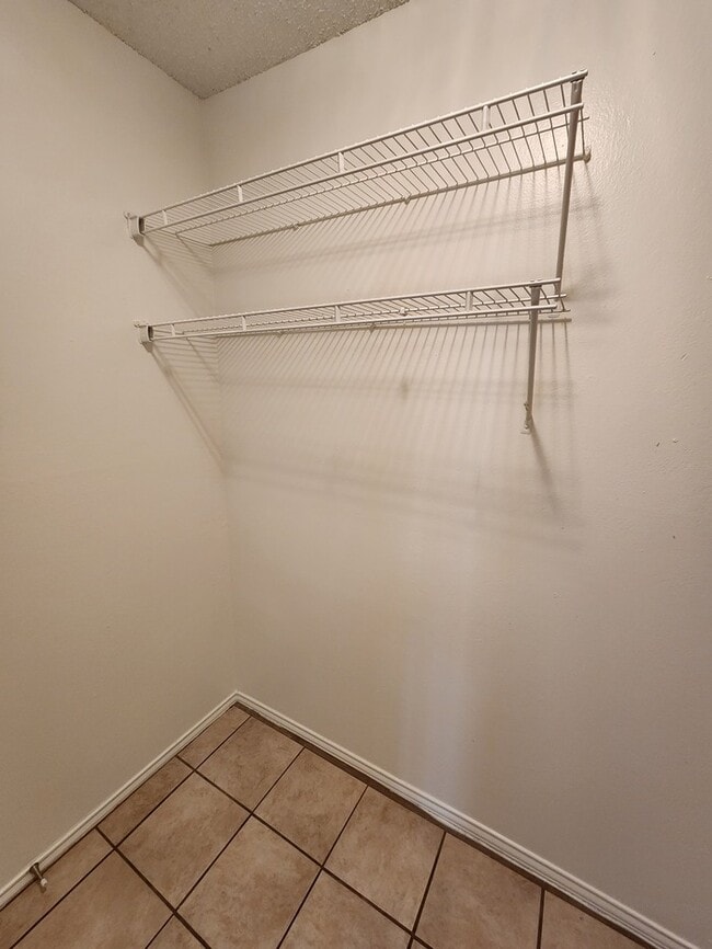 Building Photo - 2 bed 2 bath, 2 car garage