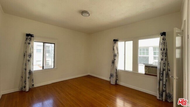 Building Photo - 635 N Plymouth Blvd