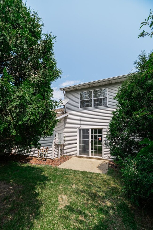Building Photo - 3 bedroom / 2.5 bathroom Townhome for Rent...
