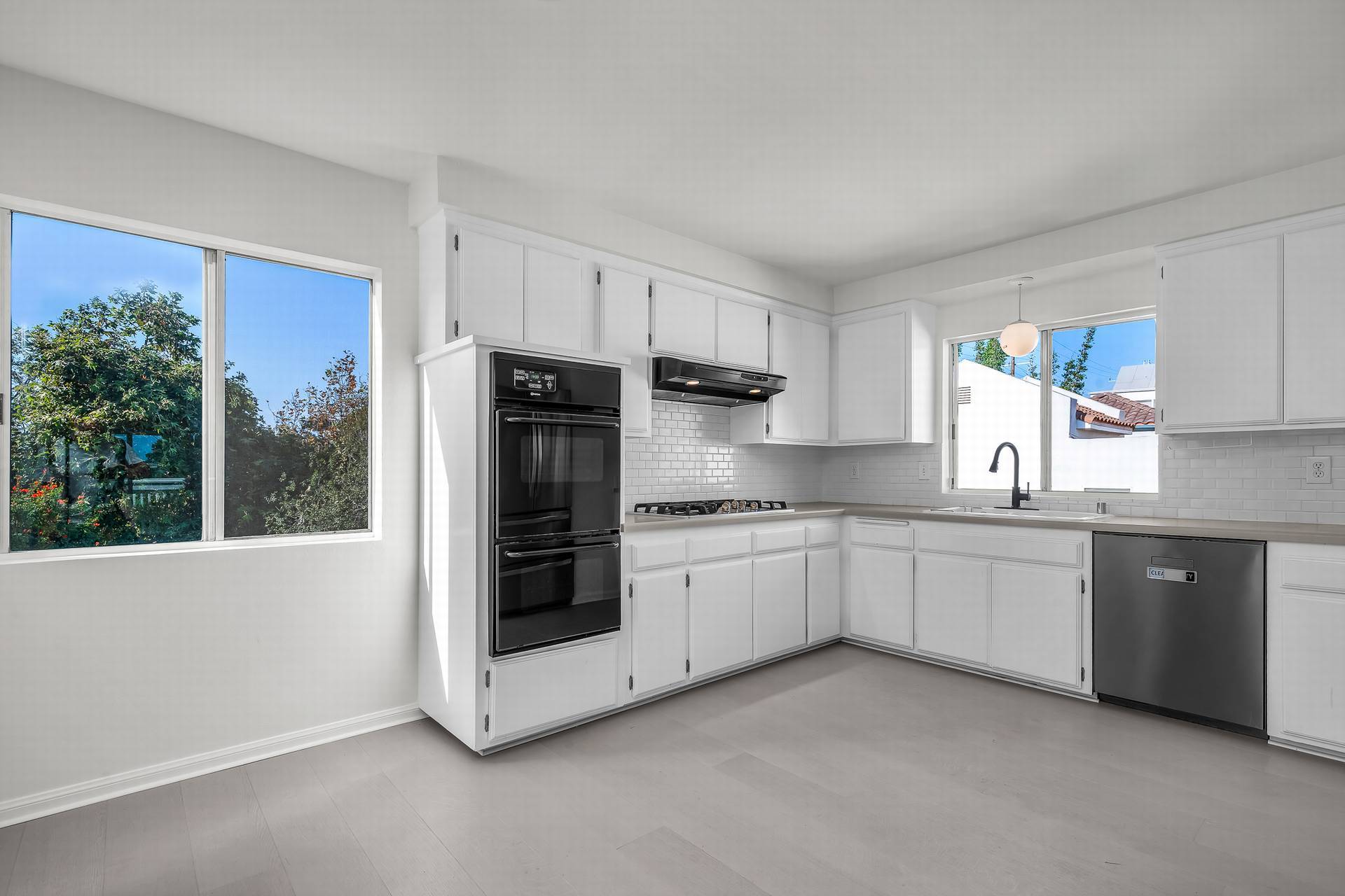 Building Photo - 466 S Venice Blvd