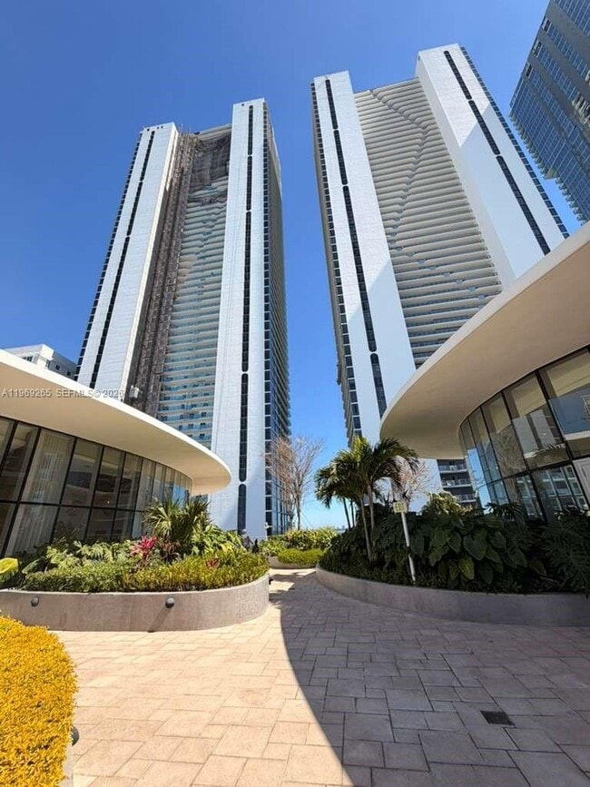 Building Photo - 700 NE 24th St