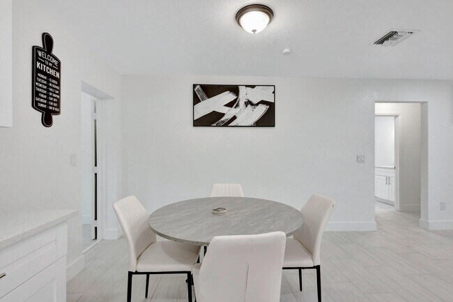 Building Photo - 3837 NE Melba Dr