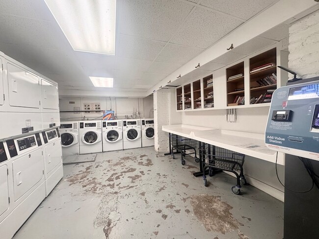 Building Photo - 384 Riverway