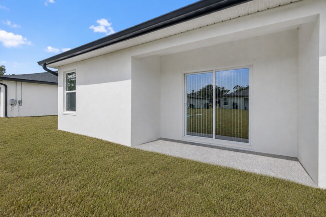 Building Photo - "Charming 3-Bed, 2-Bath Duplex Gem in Port Charlotte - Your Ideal Home Awaits!"