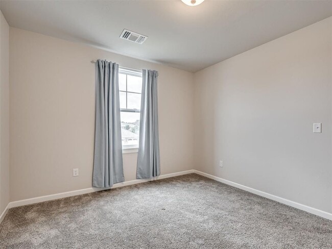 Building Photo - 915 Kings Canyon Rd
